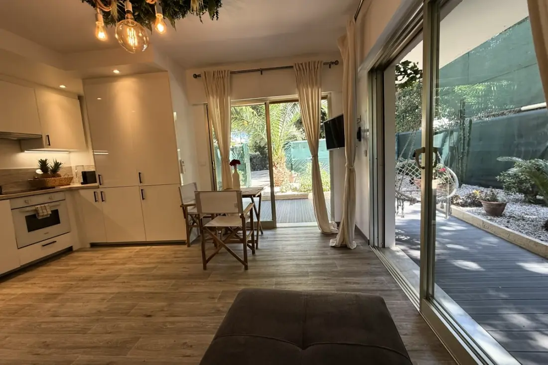 Terrasse &amp; Calme • 8 Min Mer • Garage Privé