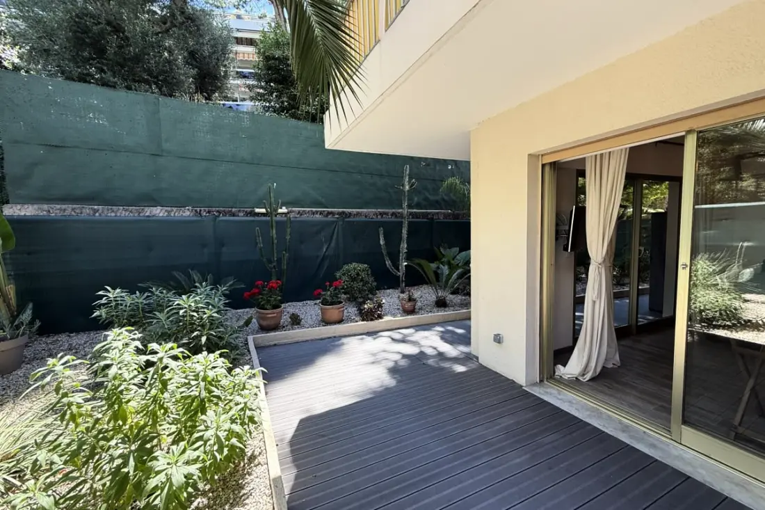 Terrasse &amp; Calme • 8 Min Mer • Garage Privé