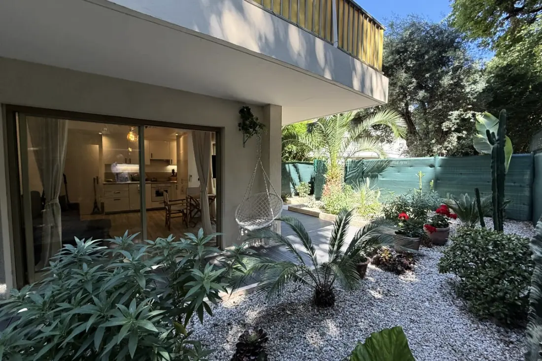 Terrasse &amp; Calme • 8 Min Mer • Garage Privé