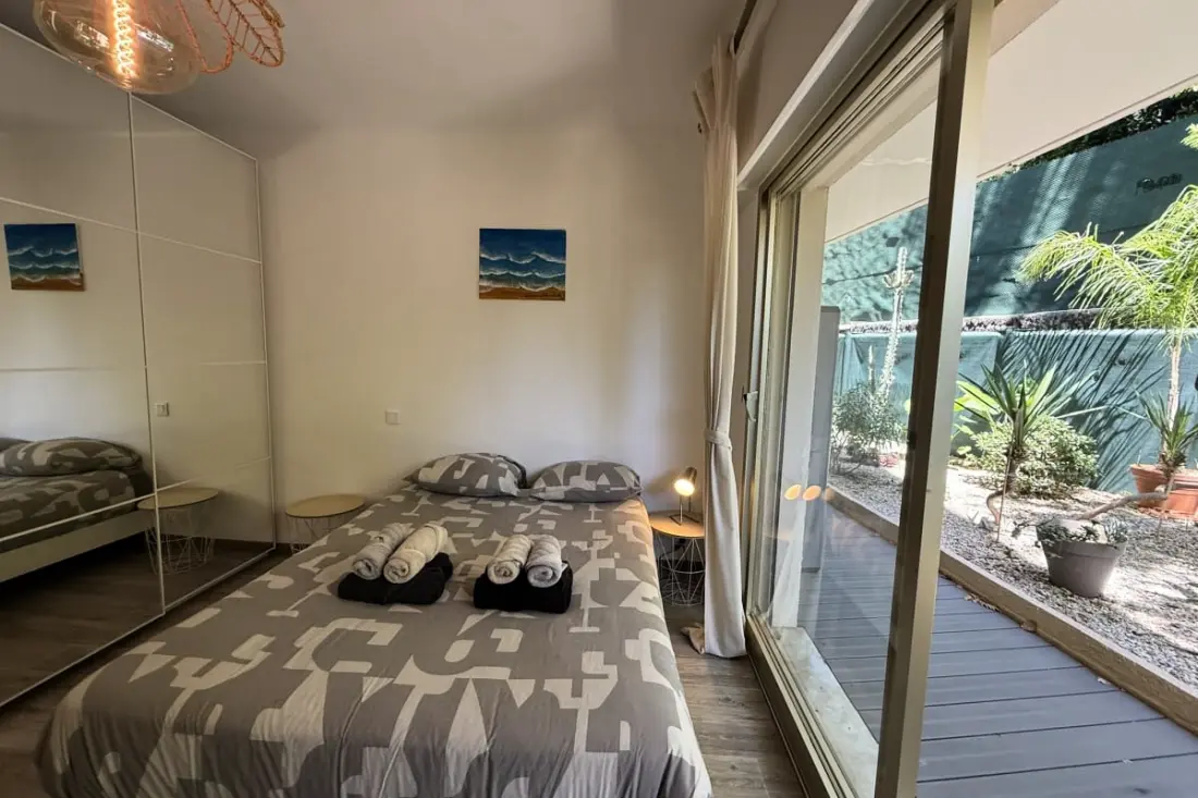 Terrasse &amp; Calme • 8 Min Mer • Garage Privé