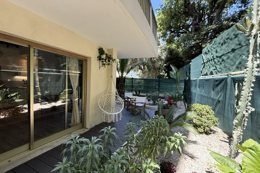Terrasse &amp; Calme • 8 Min Mer • Garage Privé
