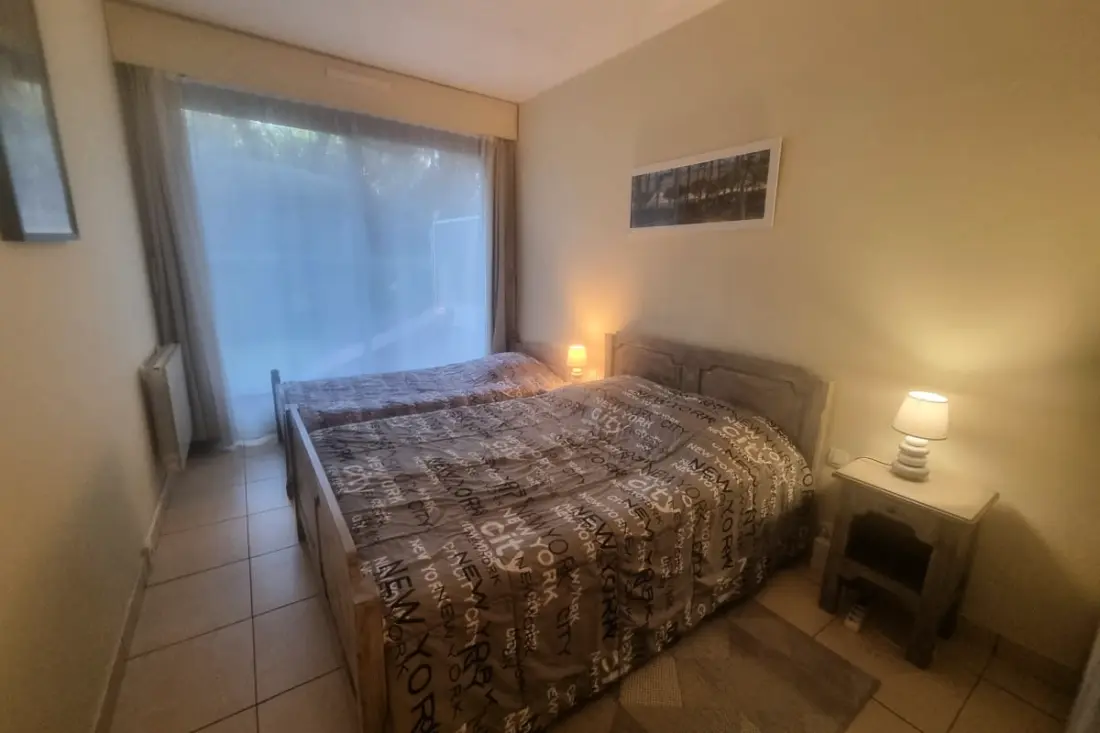 100 M De La Plage, Helyszín Privileged
