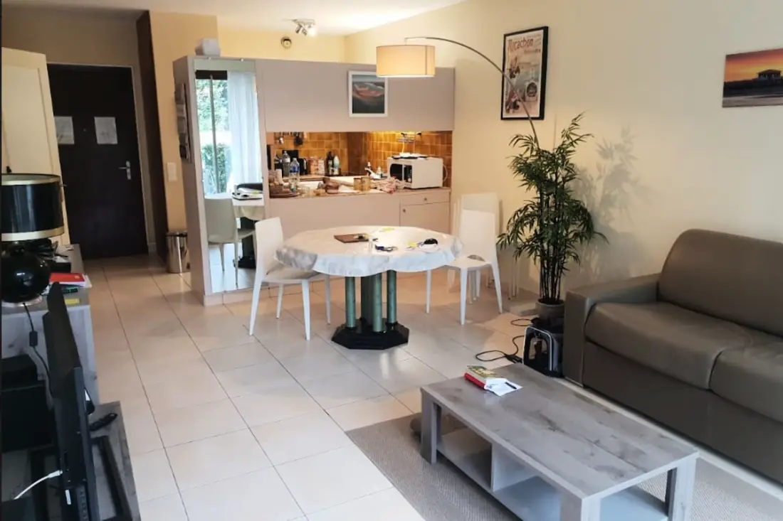 100 M De La Plage, Helyszín Privileged