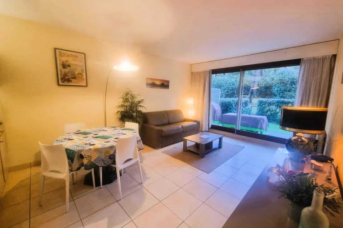 100 M De La Plage, Helyszín Privileged