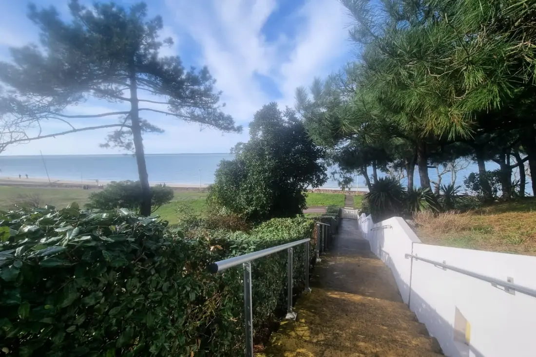 100 M De La Plage, Helyszín Privileged
