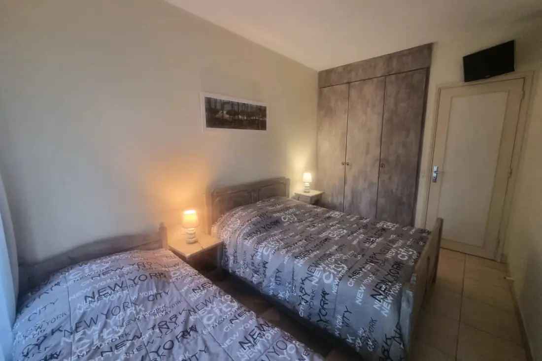 100 M De La Plage, Helyszín Privileged