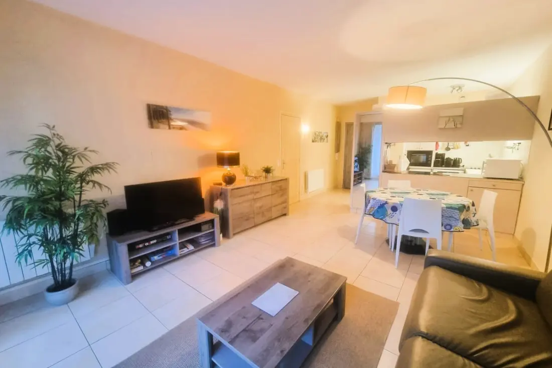 100 M De La Plage, Helyszín Privileged