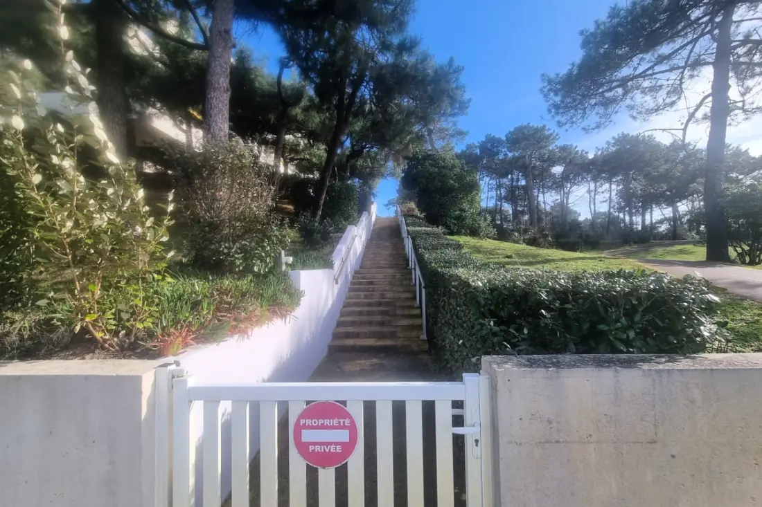100 M De La Plage, Helyszín Privileged