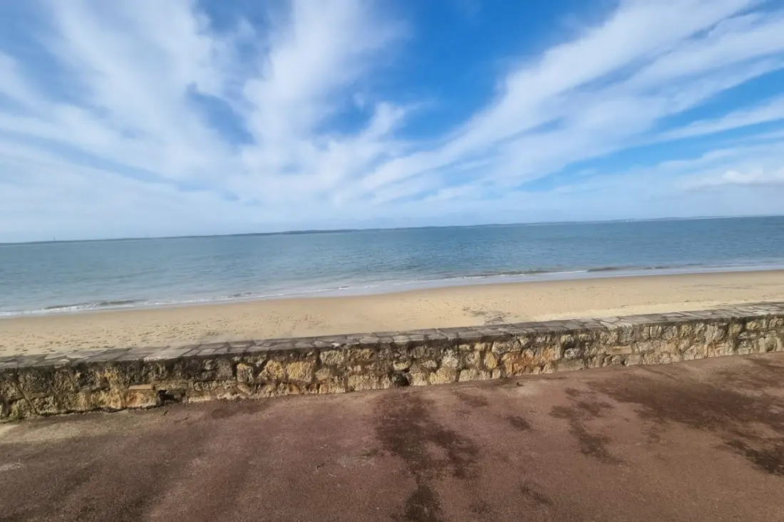 100 M De La Plage, Helyszín Privileged