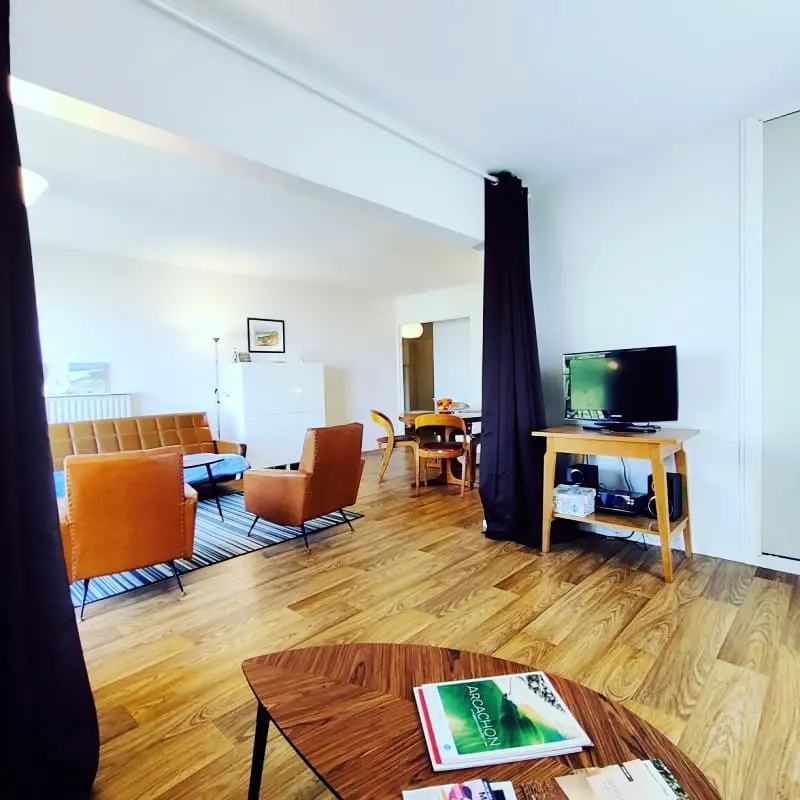 Tágas apartman De La Mer közelében