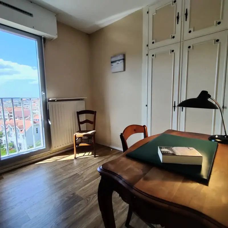 Tágas apartman De La Mer közelében