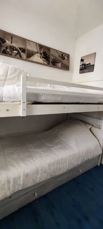 Tipikus T2 35 M2 kerttel a tenger közelében