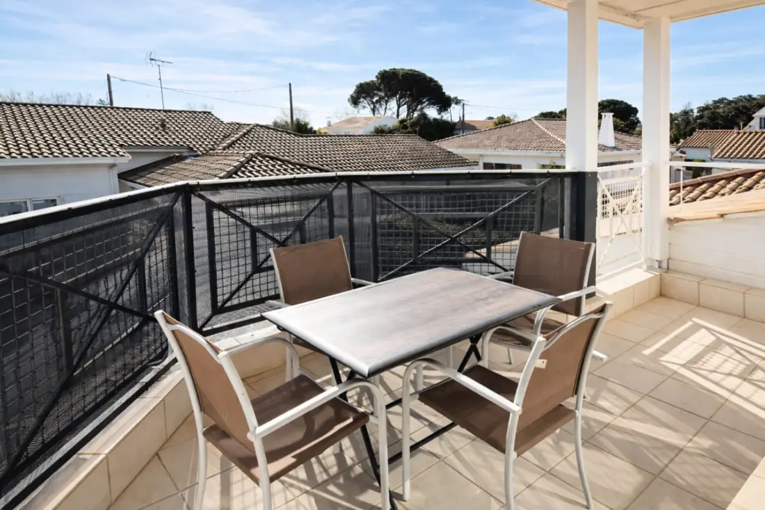 Charming Apartment With Terrace in Ares