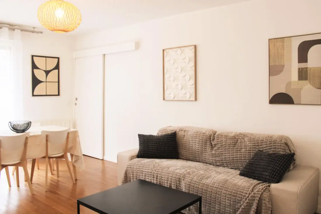 Appartement Avec Balcon Et Parking Proche Métro