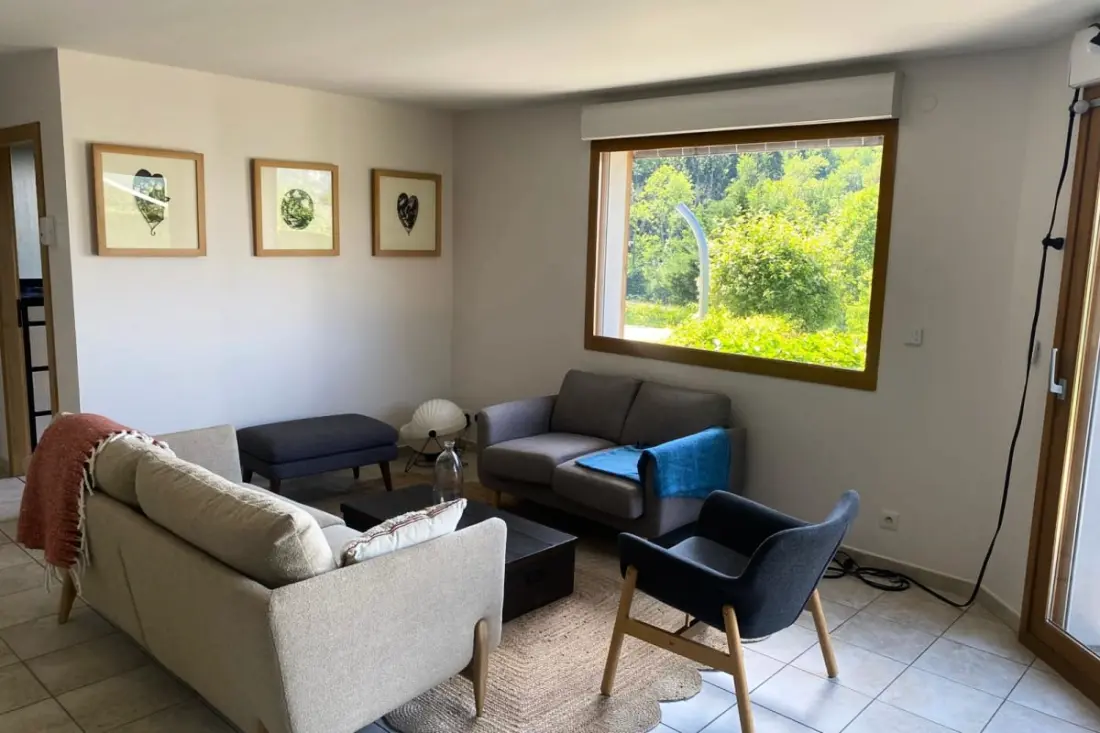 Gyönyörű villa medencével és tó nézetével