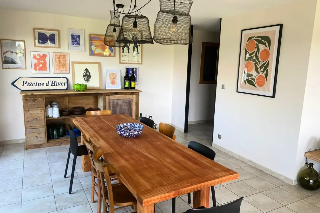 Gyönyörű villa medencével és tó nézetével