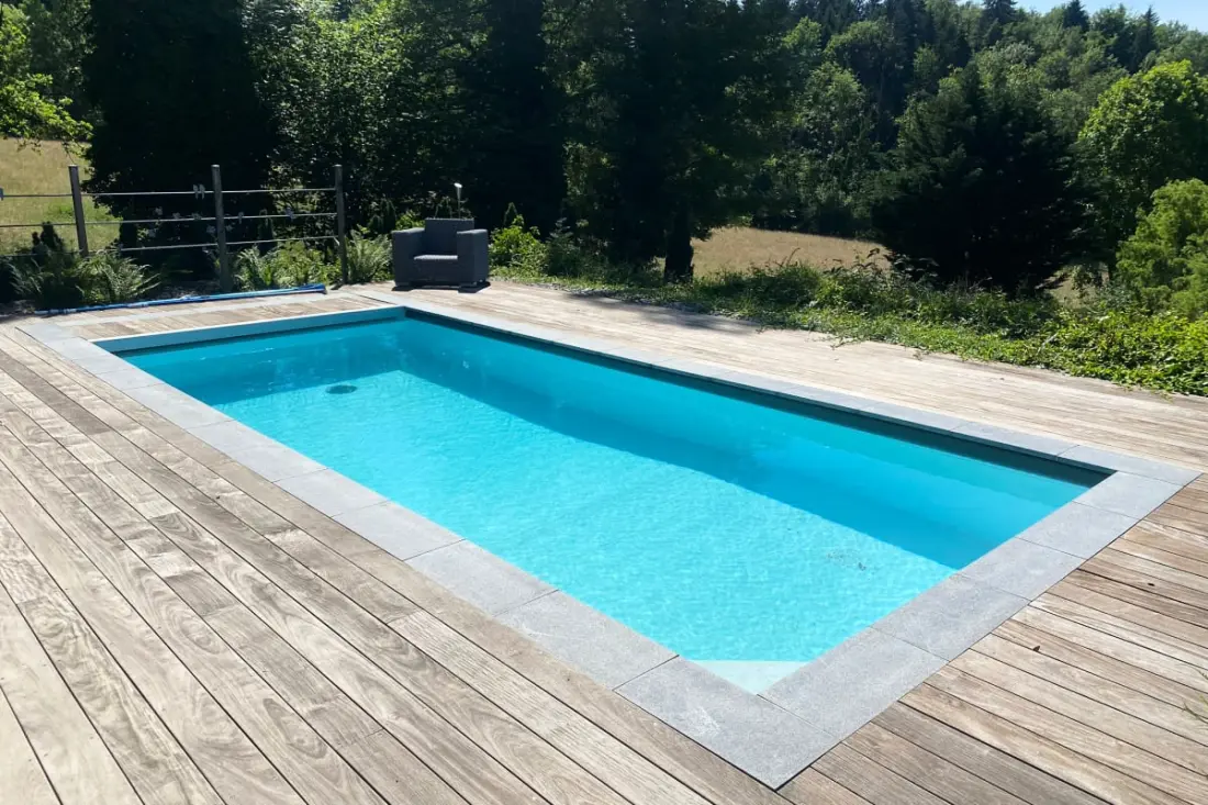 Gyönyörű villa medencével és tó nézetével