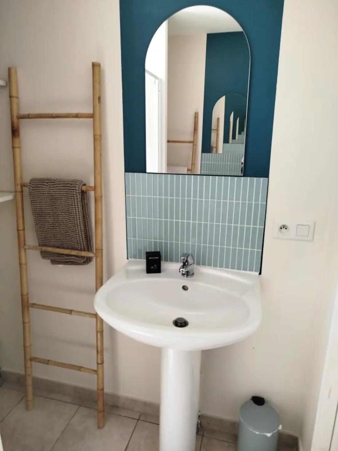 Gyönyörű villa medencével és tó nézetével