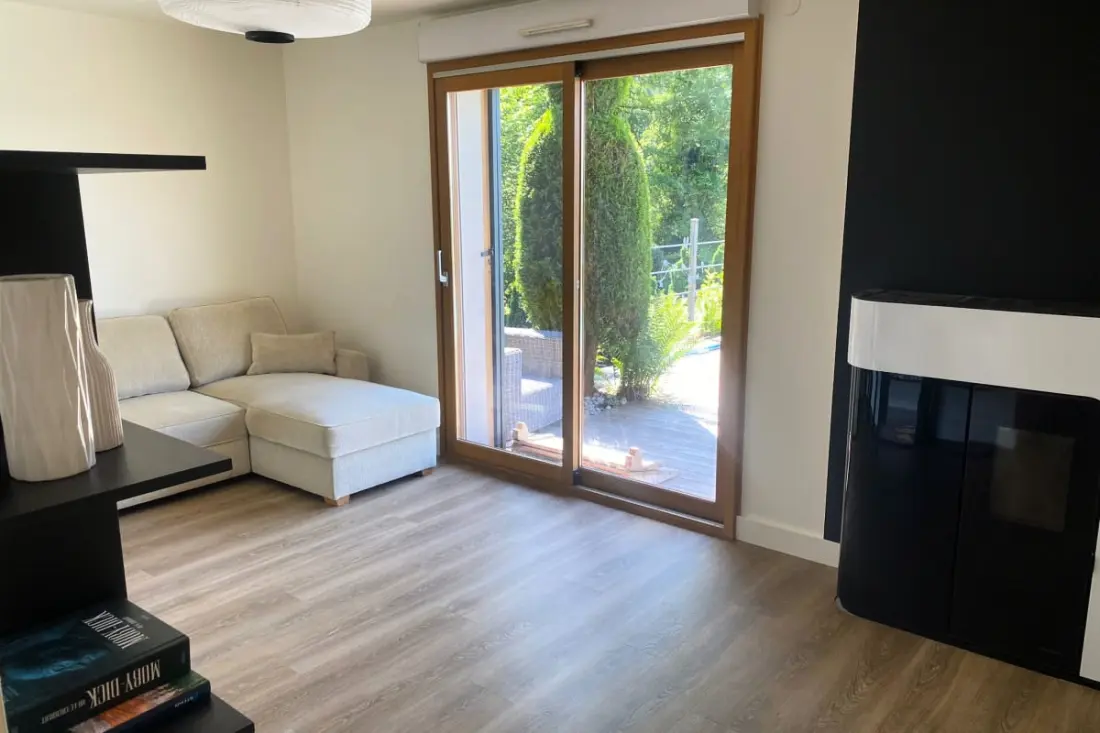 Gyönyörű villa medencével és tó nézetével