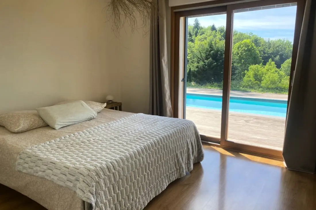 Gyönyörű villa medencével és tó nézetével