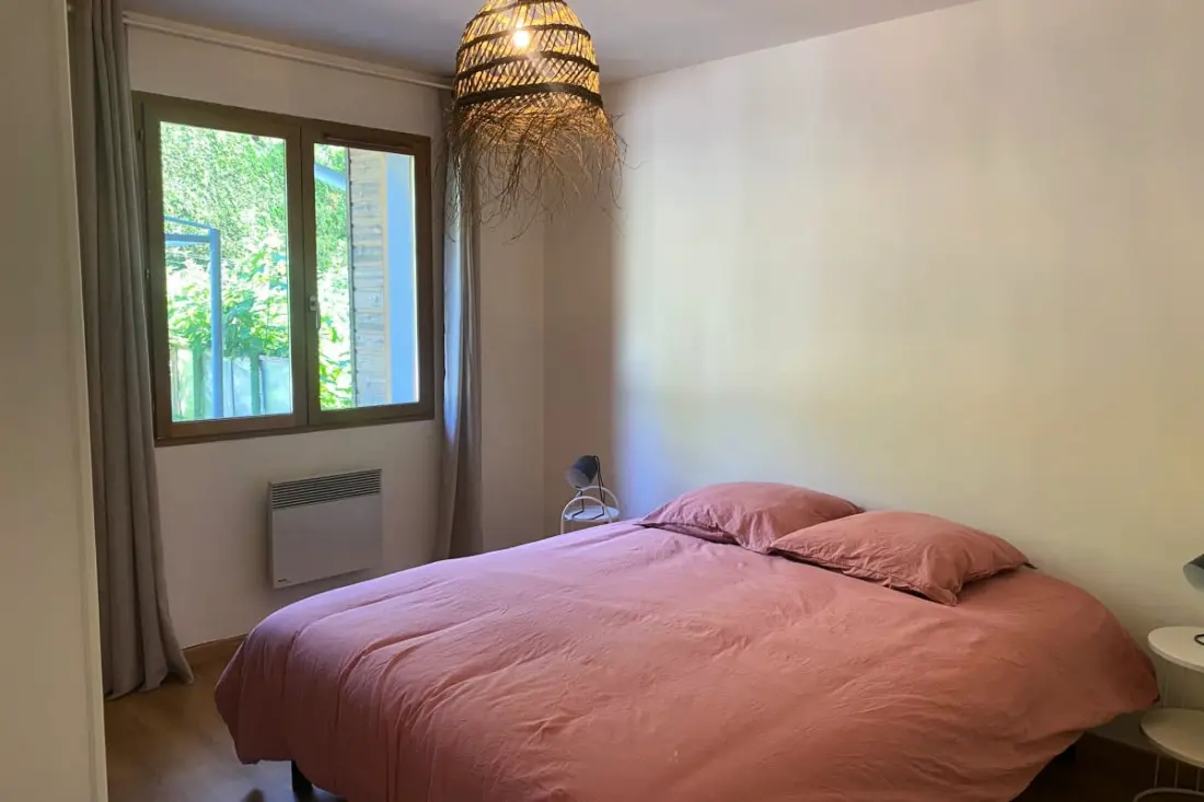 Gyönyörű villa medencével és tó nézetével