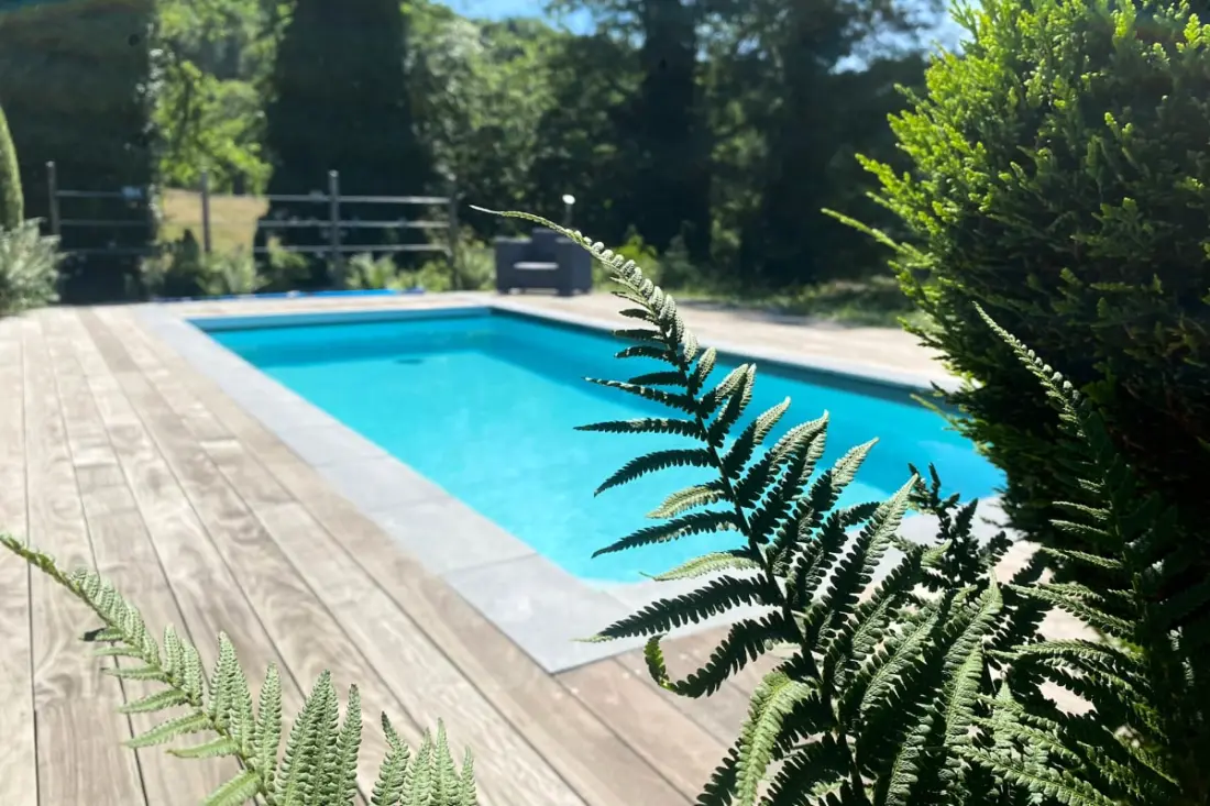 Gyönyörű villa medencével és tó nézetével