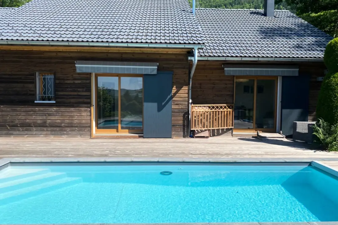 Gyönyörű villa medencével és tó nézetével