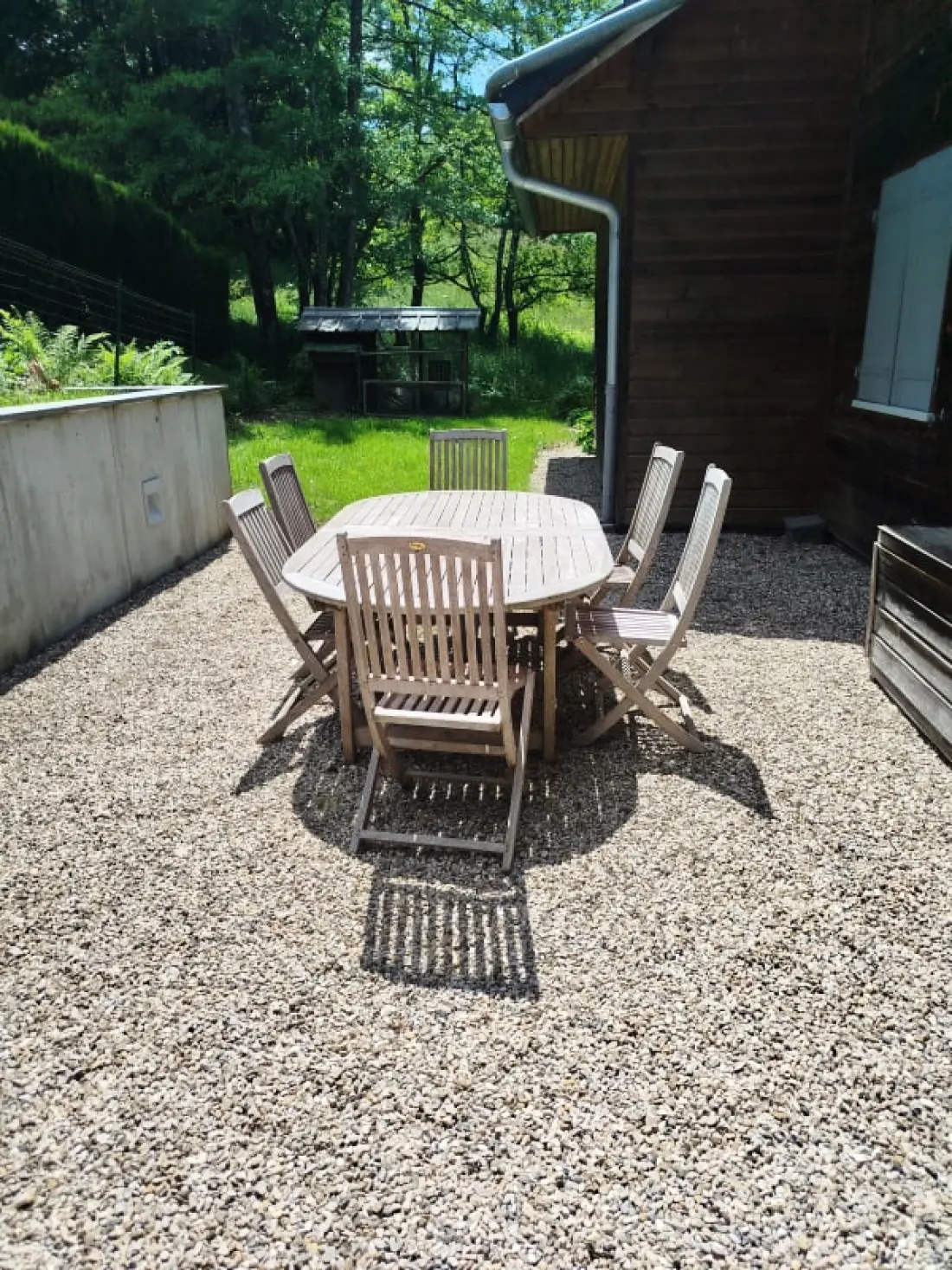 Gyönyörű villa medencével és tó nézetével