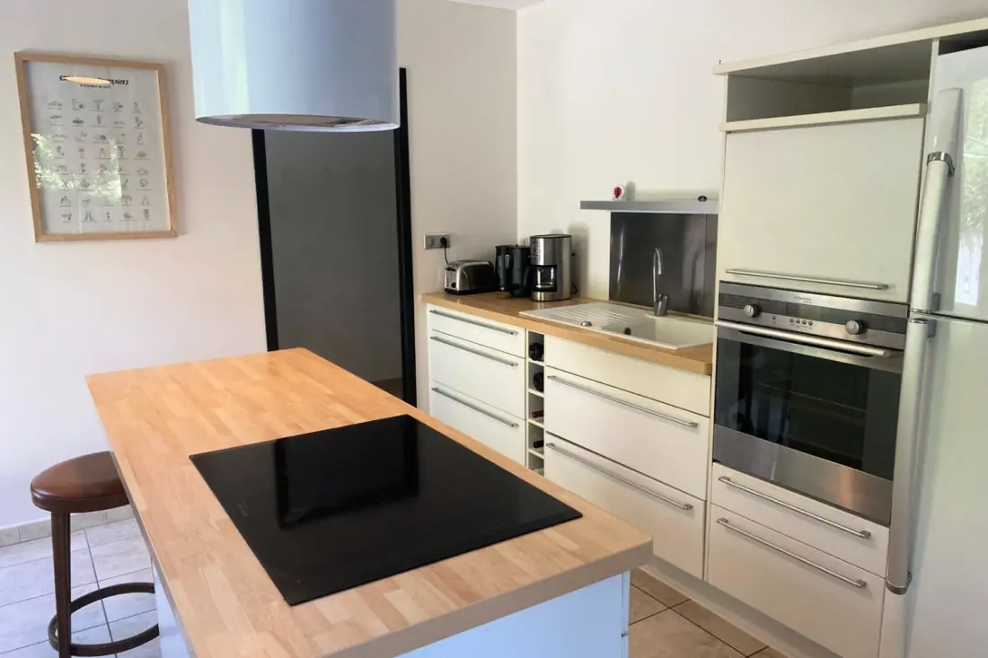 Gyönyörű villa medencével és tó nézetével