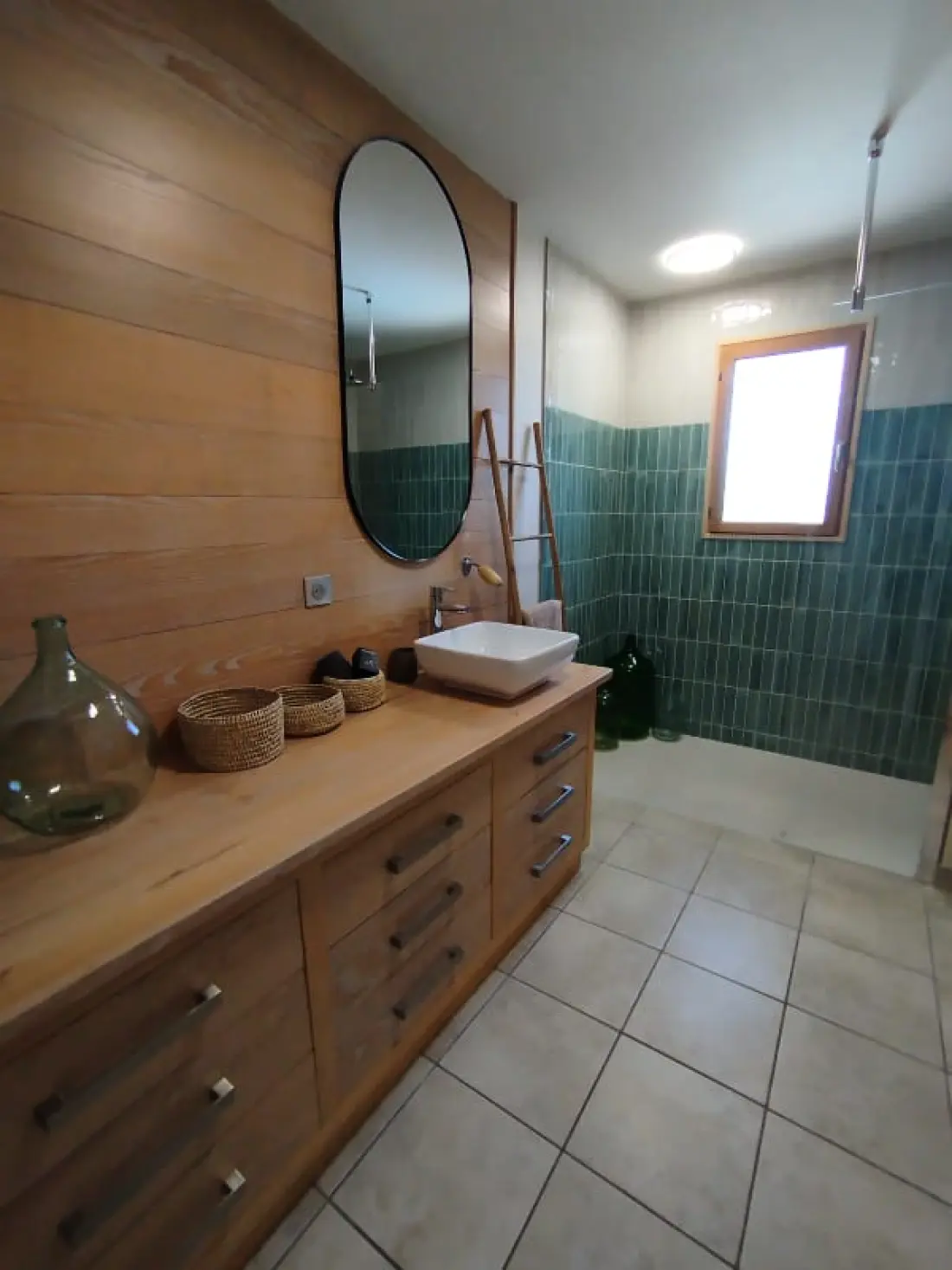 Gyönyörű villa medencével és tó nézetével