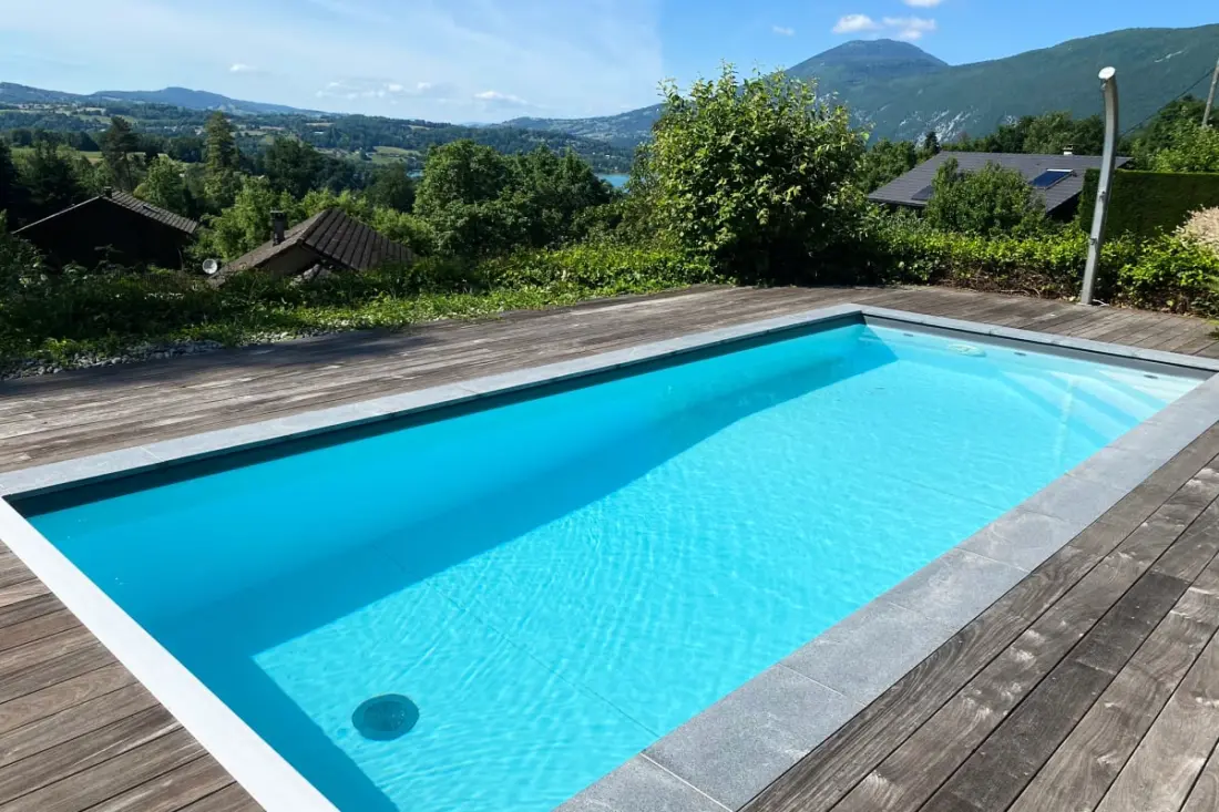 Gyönyörű villa medencével és tó nézetével