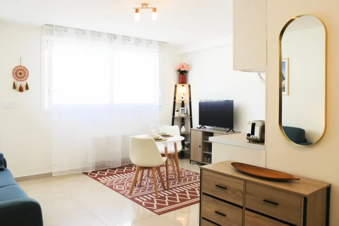 Nieuwe studio met balkon dichtbij Metro Gallieni