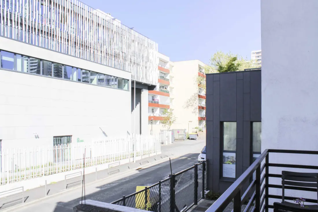 Nieuwe studio met balkon dichtbij Metro Gallieni