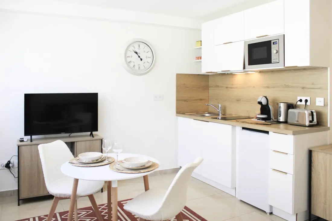 Nieuwe studio met balkon dichtbij Metro Gallieni