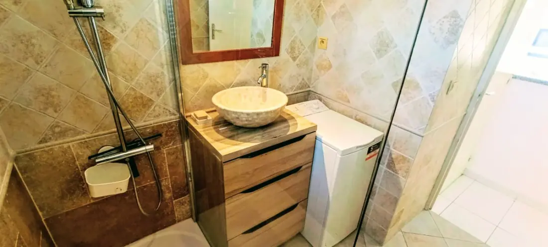 Charmante 2 kamers met balkon In het hart van de stad