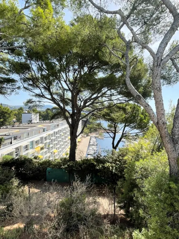 Licht Cocon zeezicht met Zwembad Athena Port