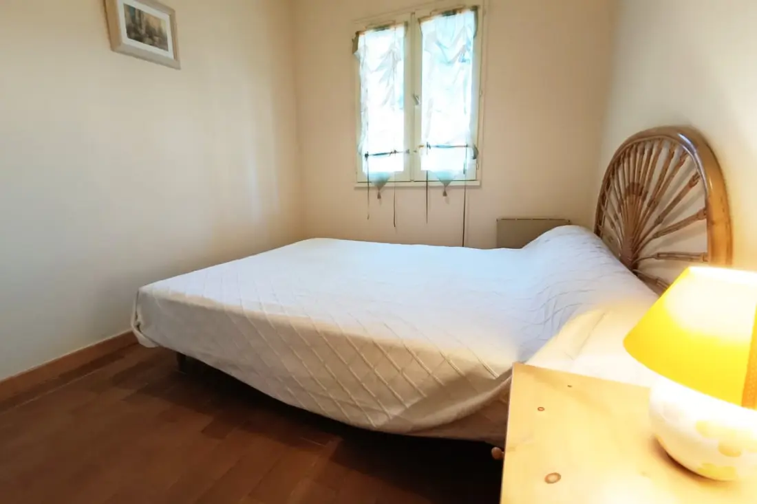 Lichtgevende Cocon met Gedeelde Pool in Bandol