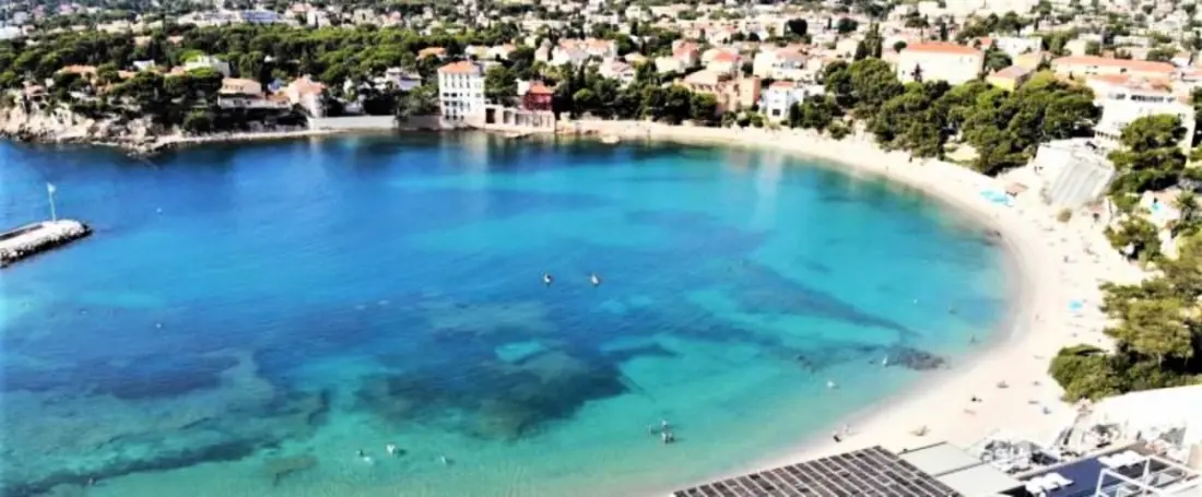 Lichtgevende Cocon met Gedeelde Pool in Bandol