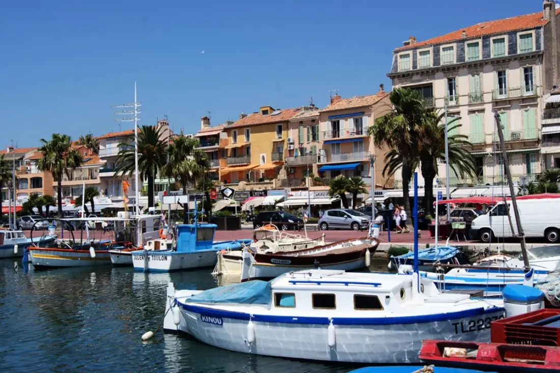 Lichtgevende Cocon met Gedeelde Pool in Bandol