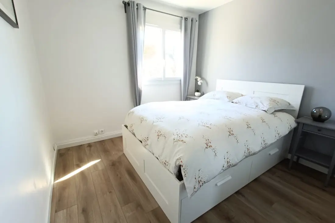 Ruime en lichte cocon dicht bij de zee