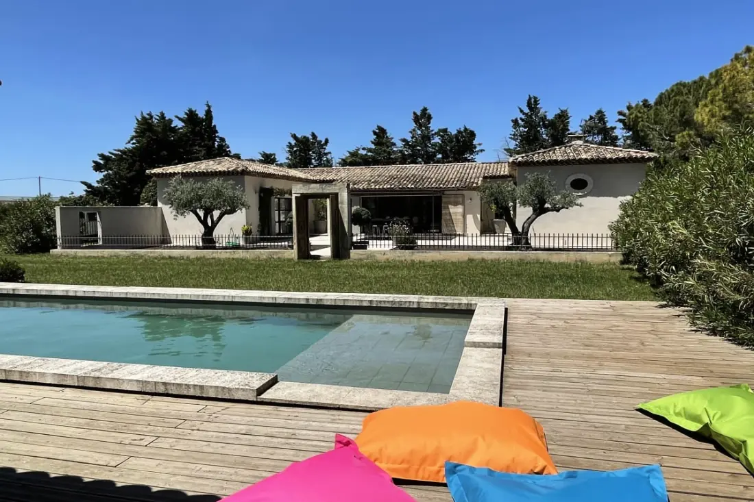 Gyönyörű modern villa, úszómedence és nagy kert