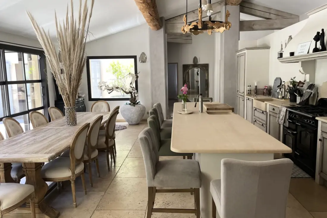 Gyönyörű modern villa, úszómedence és nagy kert