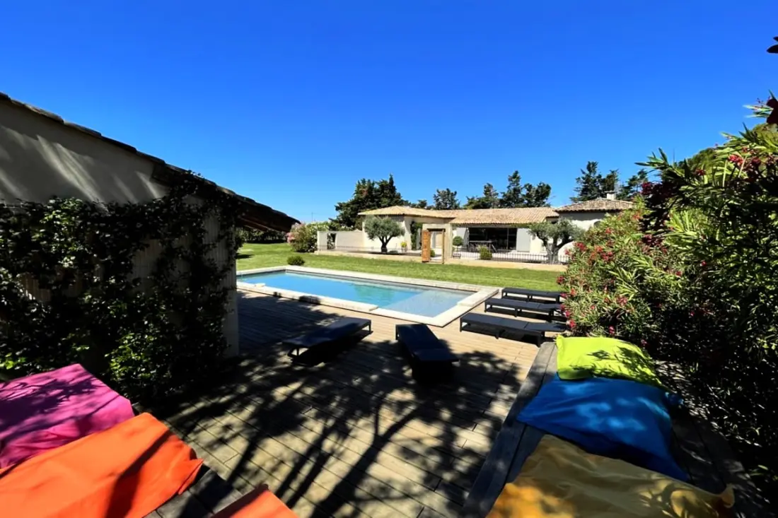 Gyönyörű modern villa, úszómedence és nagy kert