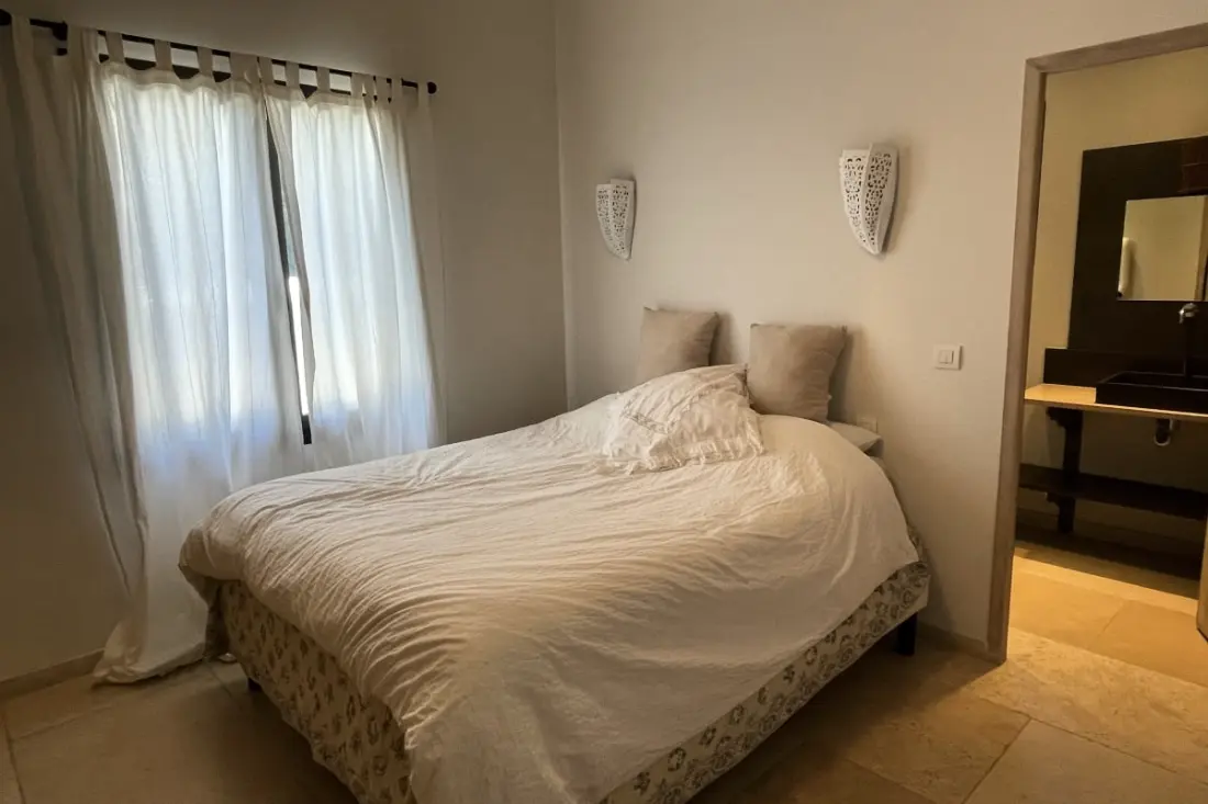 Gyönyörű modern villa, úszómedence és nagy kert