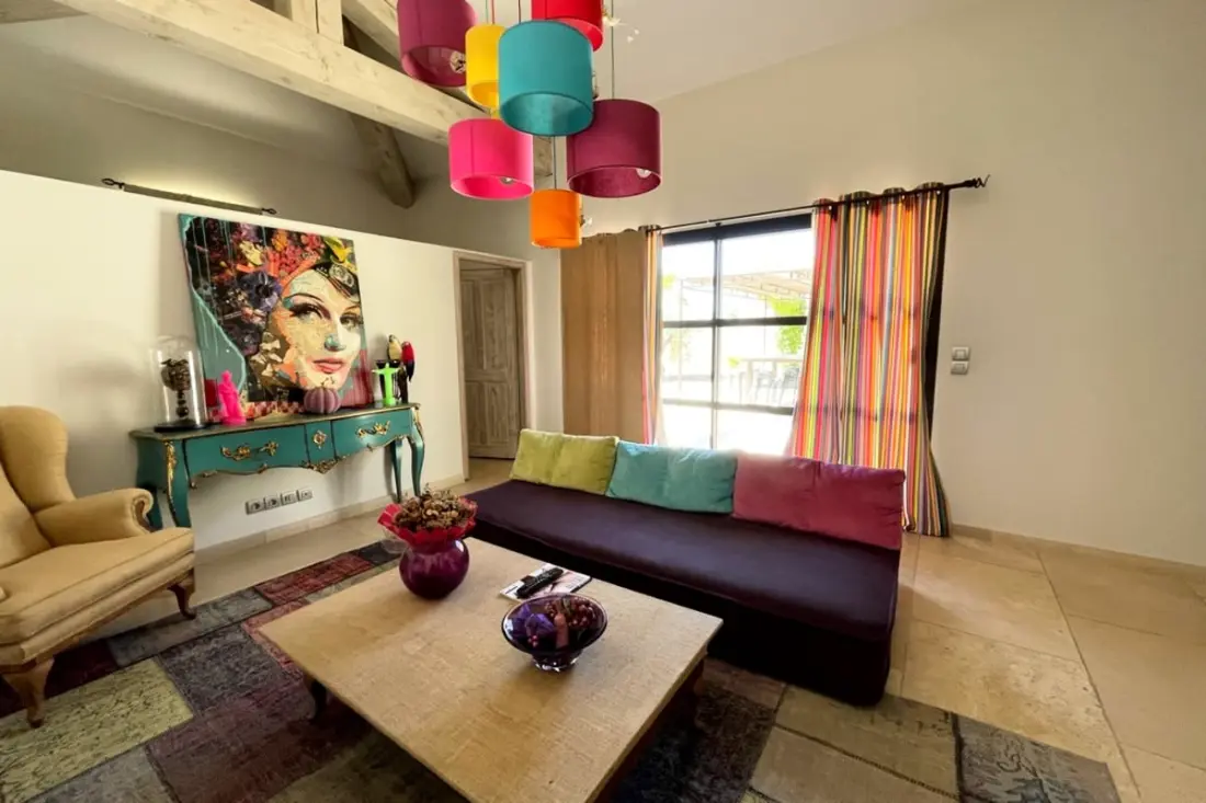 Gyönyörű modern villa, úszómedence és nagy kert