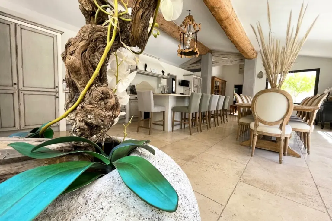 Gyönyörű modern villa, úszómedence és nagy kert