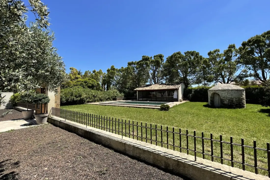 Gyönyörű modern villa, úszómedence és nagy kert