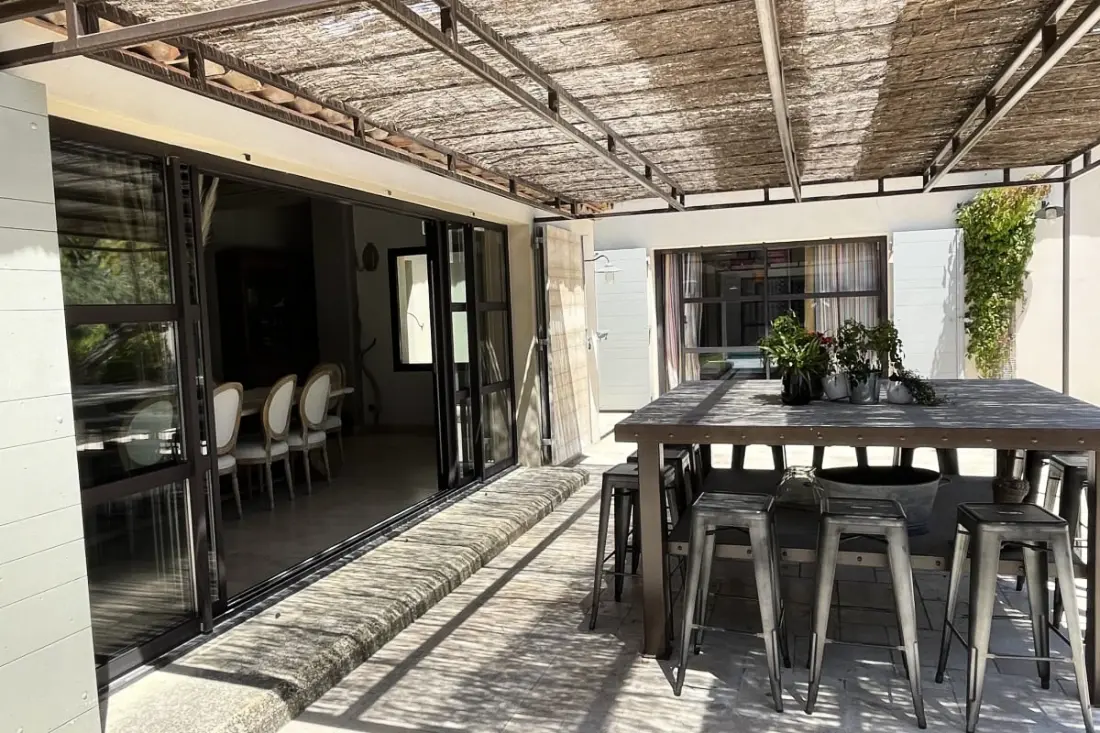 Gyönyörű modern villa, úszómedence és nagy kert