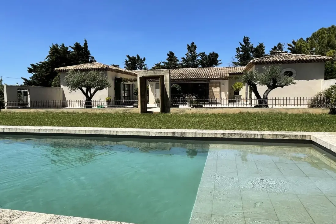 Gyönyörű modern villa, úszómedence és nagy kert