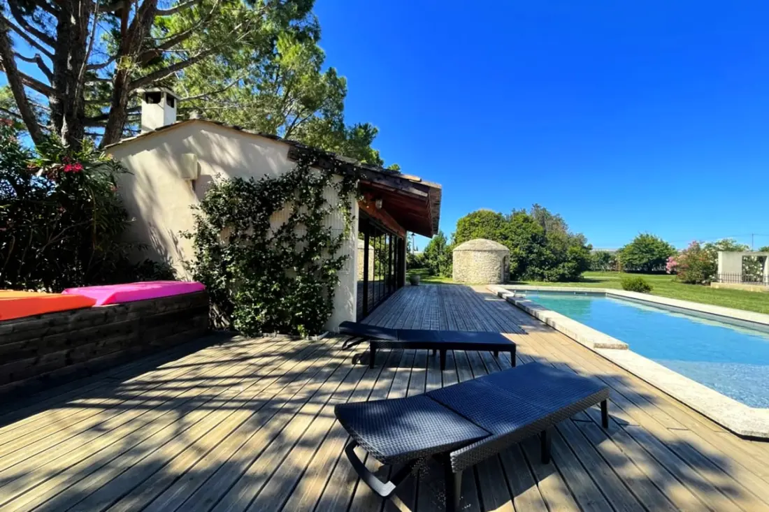 Gyönyörű modern villa, úszómedence és nagy kert